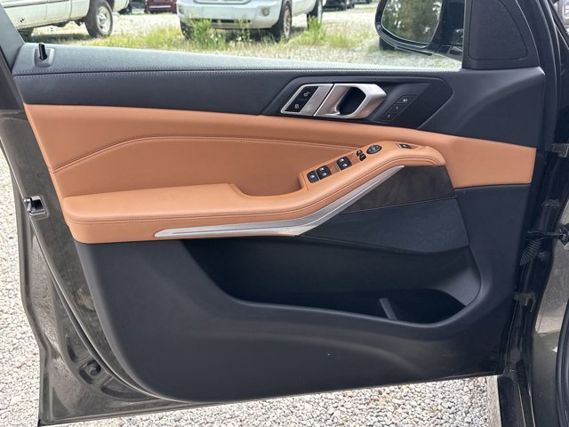 Vehicle image 10 of 35
