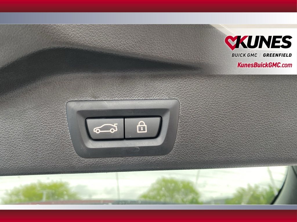 Vehicle image 43 of 48