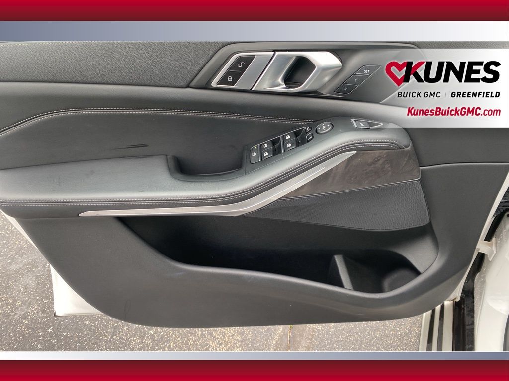 Vehicle image 16 of 48