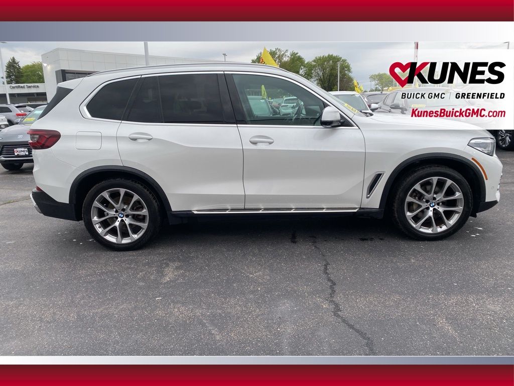 Vehicle image 4 of 48