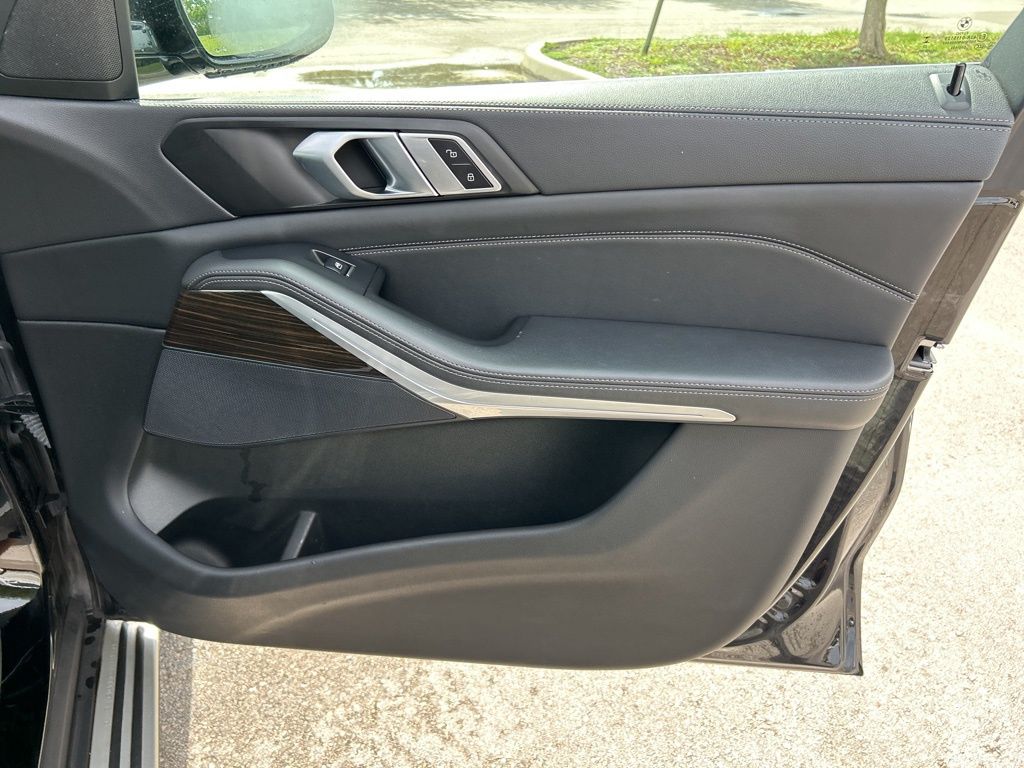 Vehicle image 36 of 60