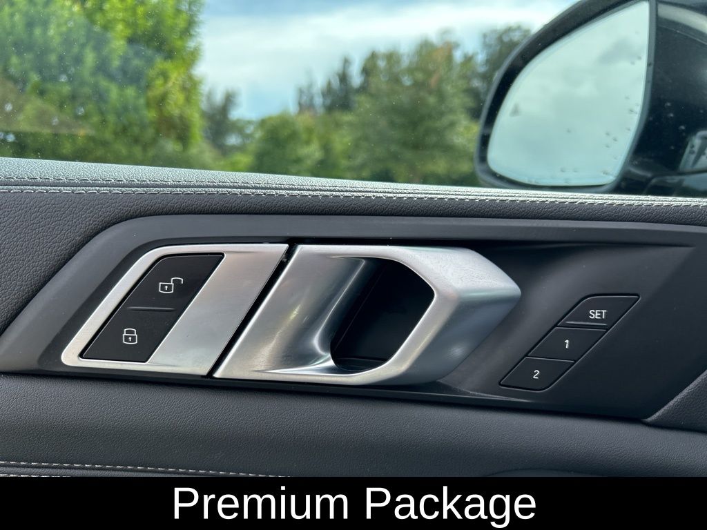 Vehicle image 12 of 60