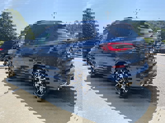Vehicle image 10 of 40