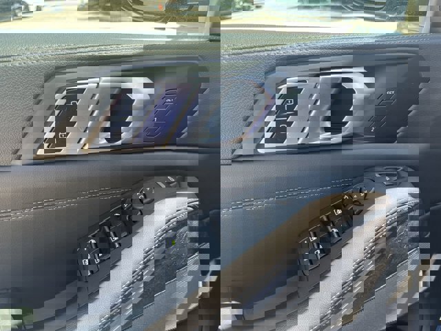 Vehicle image 29 of 40