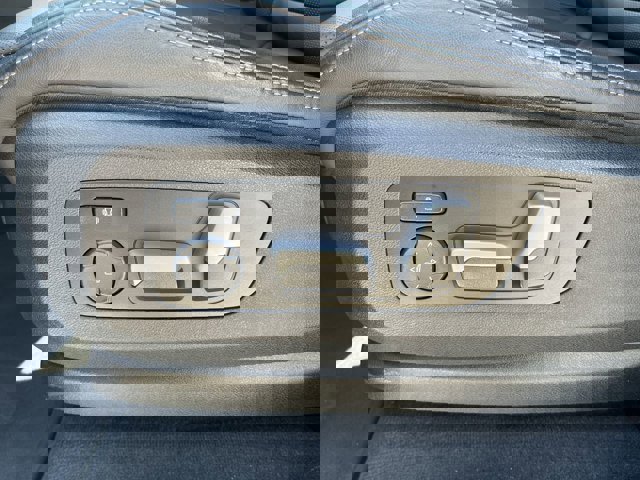 Vehicle image 33 of 40