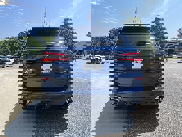 Vehicle image 8 of 40