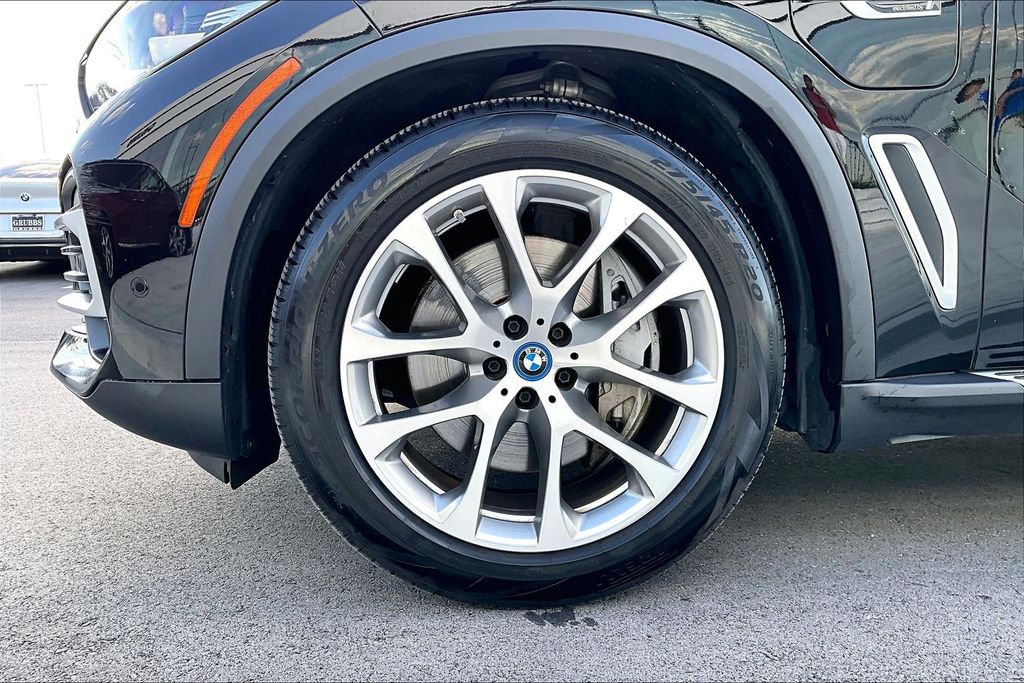 2023 BMW X5 xDrive45e Image 3 of 43