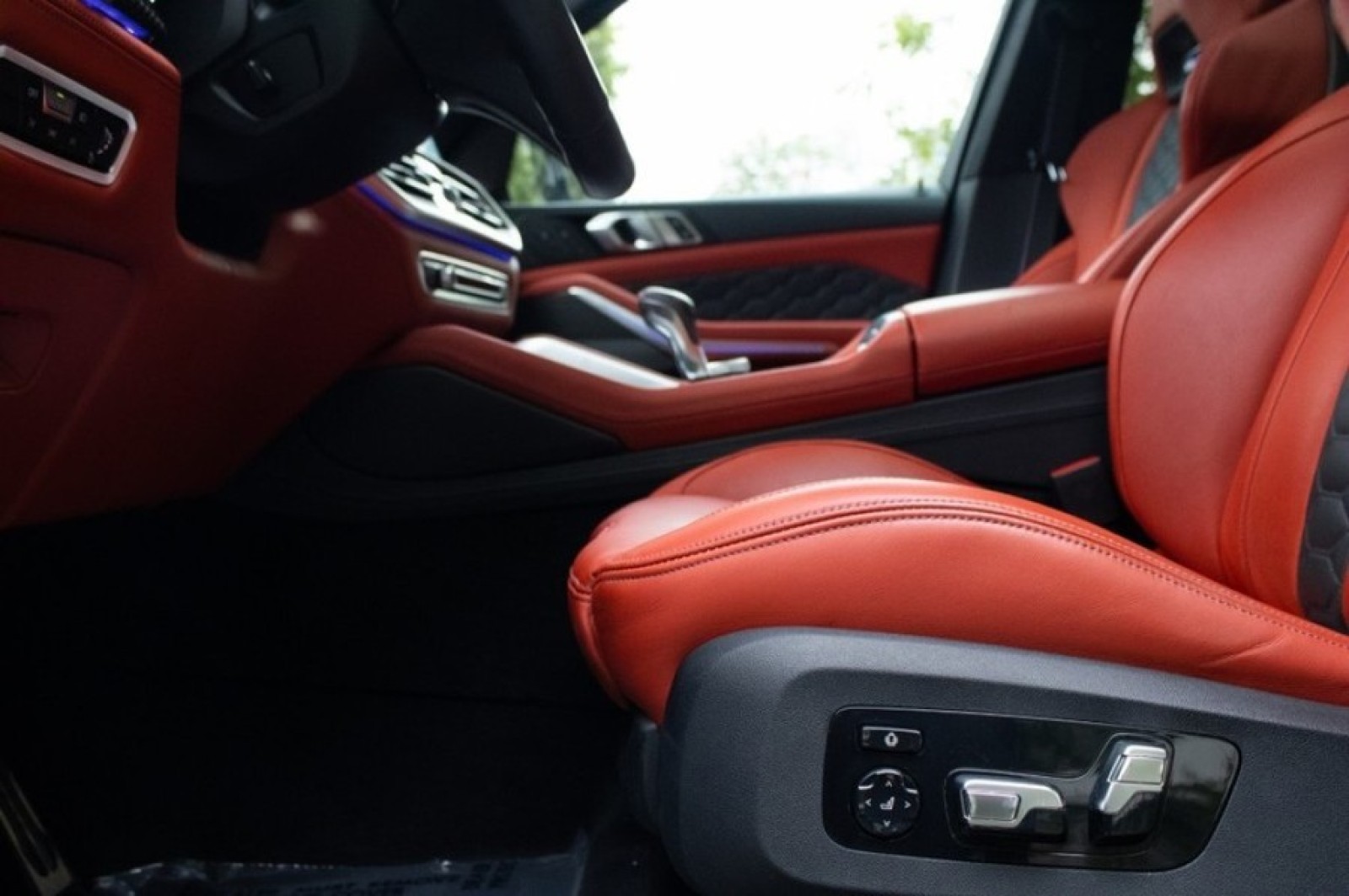 Vehicle image 28 of 76