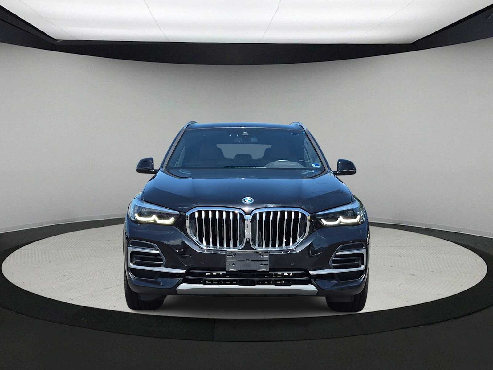 2023 BMW X5 xDrive45e Image 3 of 38