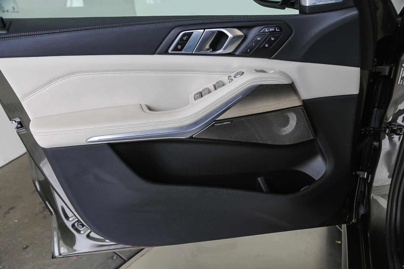 Vehicle image 22 of 29