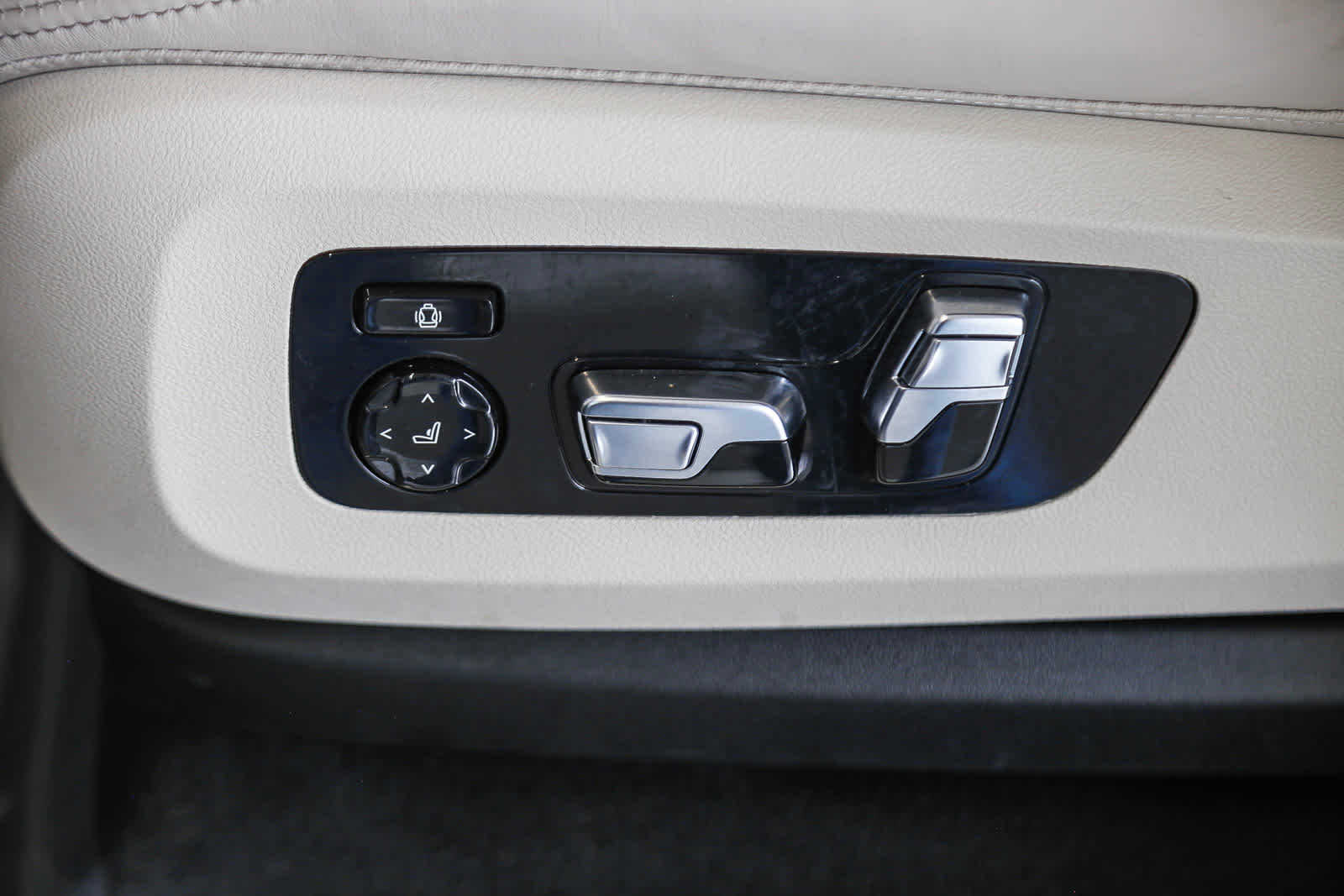 Vehicle image 23 of 29