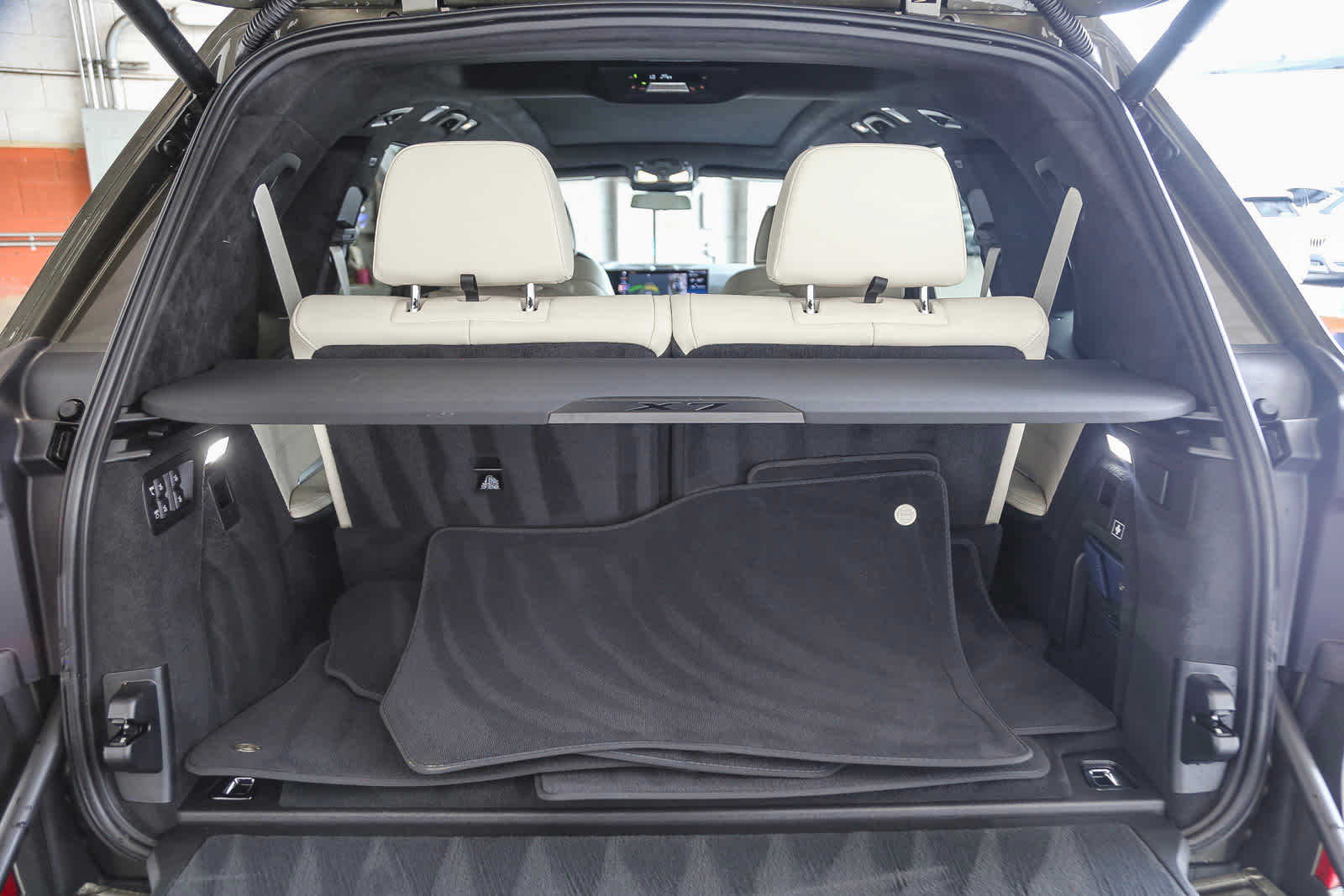 Vehicle image 28 of 29