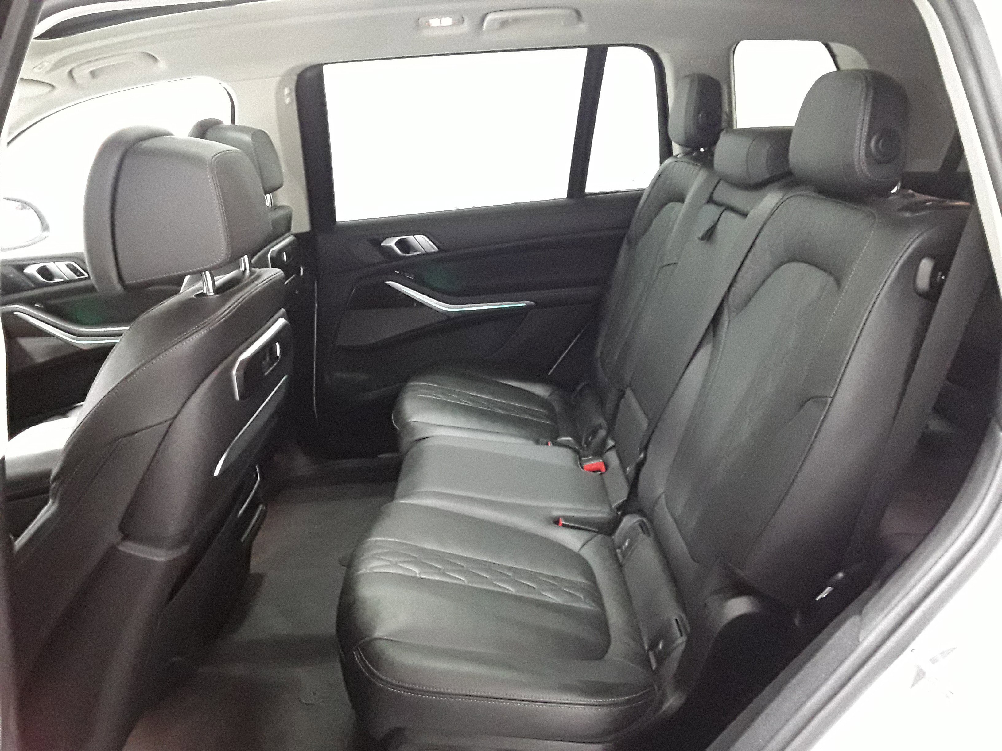 Vehicle image 11 of 34
