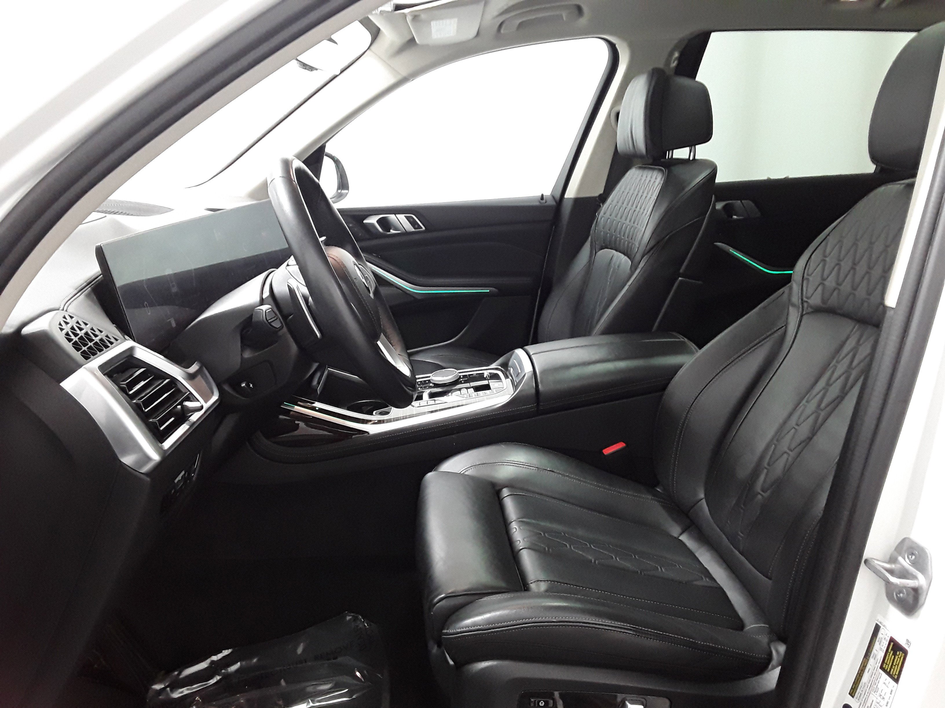 Vehicle image 9 of 34
