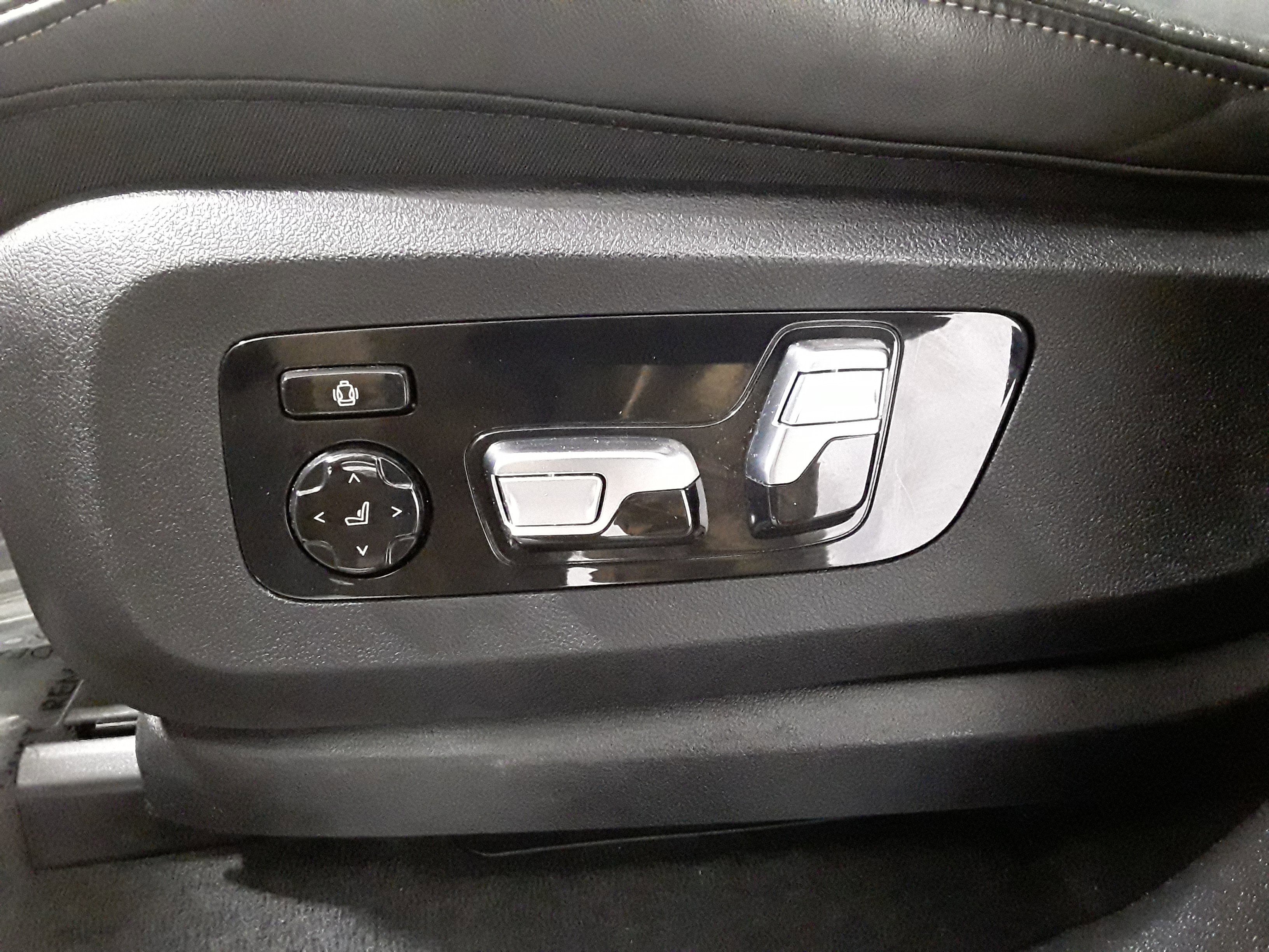 Vehicle image 10 of 34