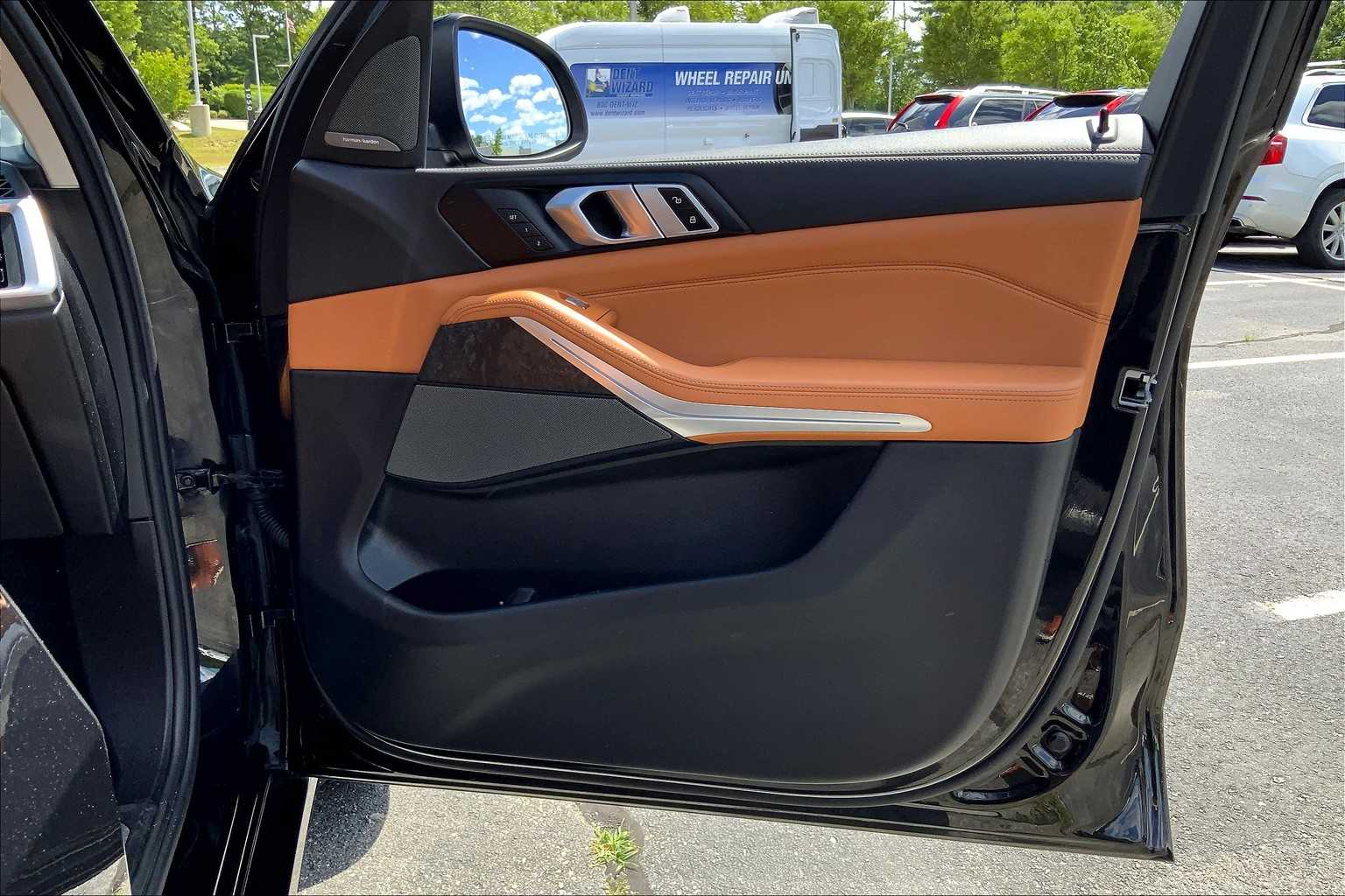 Vehicle image 27 of 30