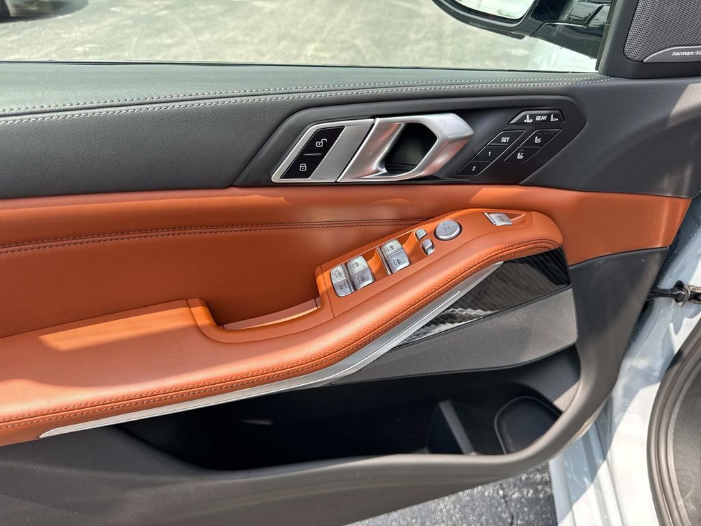 Vehicle image 24 of 31
