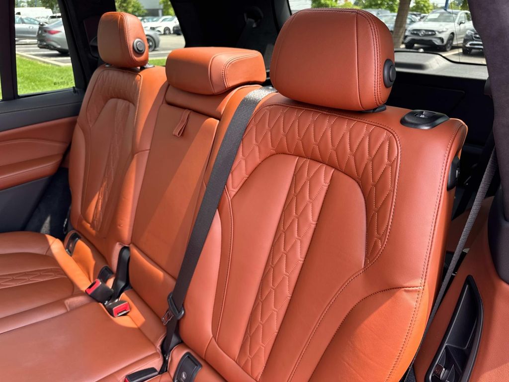 Vehicle image 11 of 31