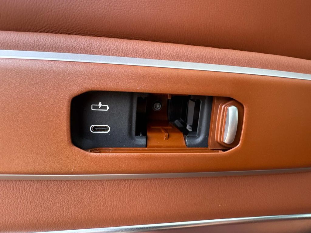 Vehicle image 27 of 31