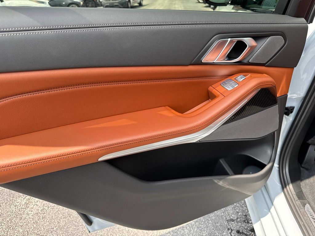 Vehicle image 23 of 31