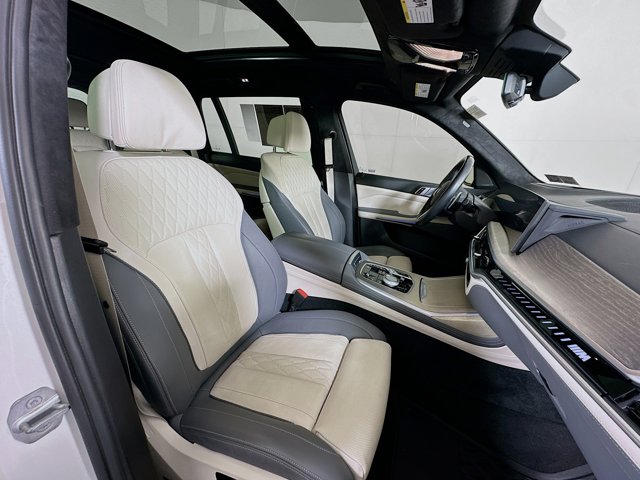 Vehicle image 31 of 35