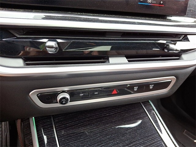 Vehicle image 17 of 33