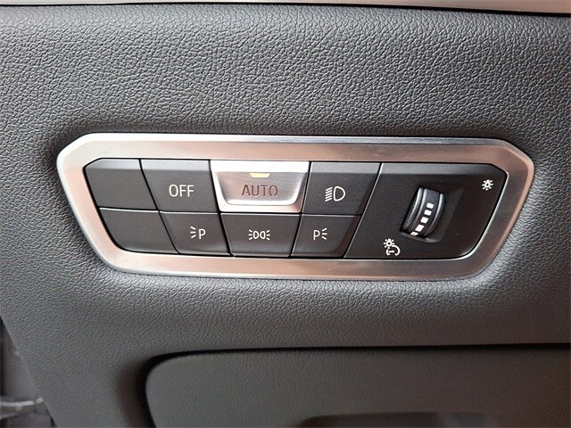 Vehicle image 27 of 33