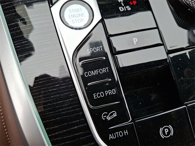 Vehicle image 25 of 33