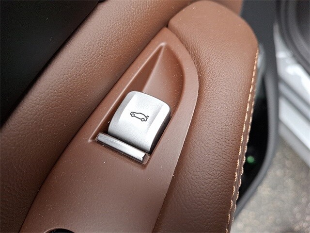 Vehicle image 28 of 33