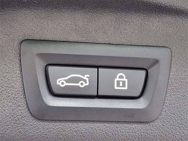 Vehicle image 30 of 33