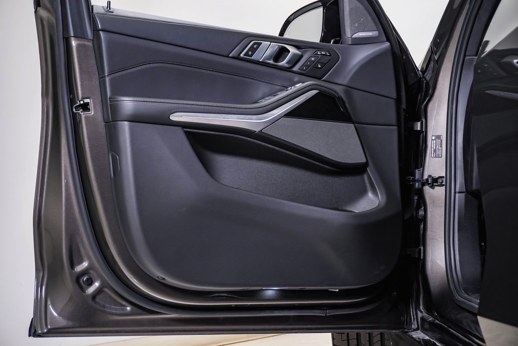 Vehicle image 26 of 30