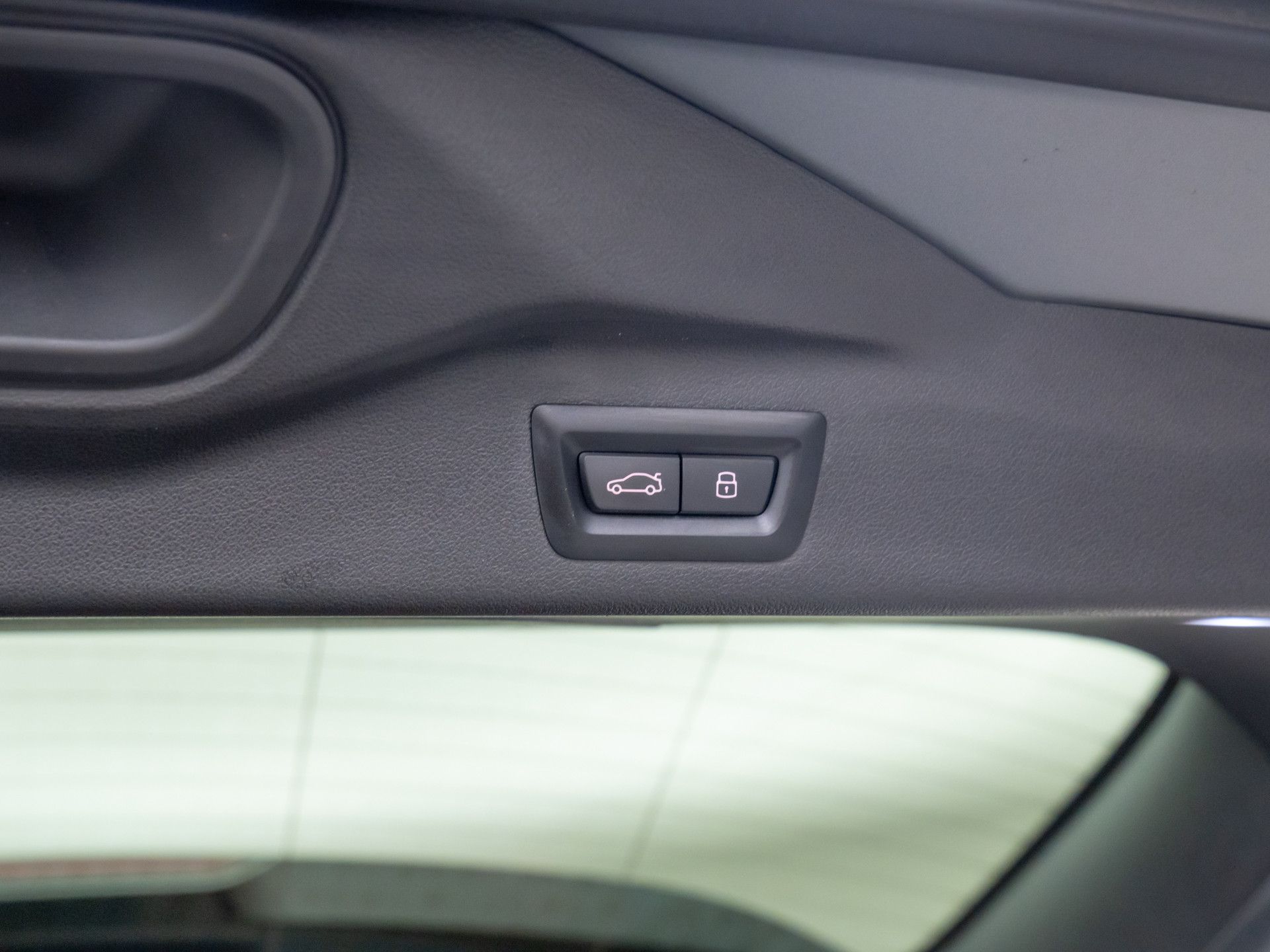 Vehicle image 33 of 36