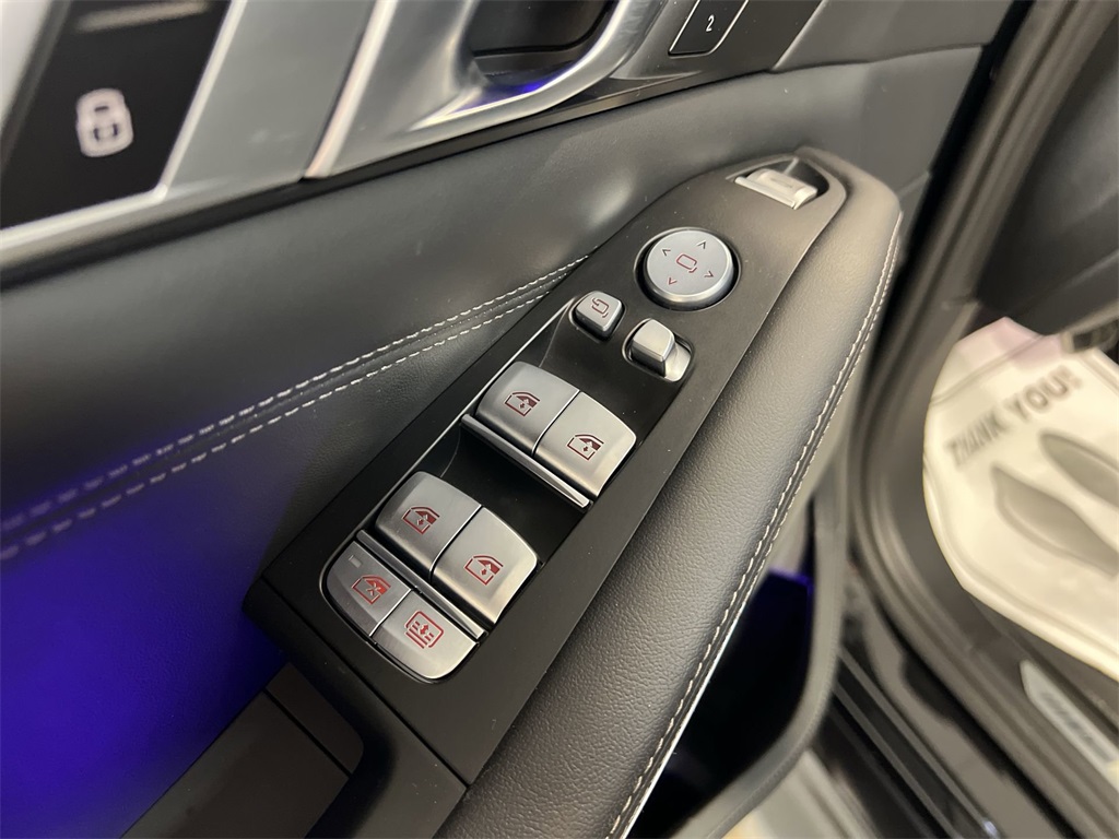 Vehicle image 28 of 33