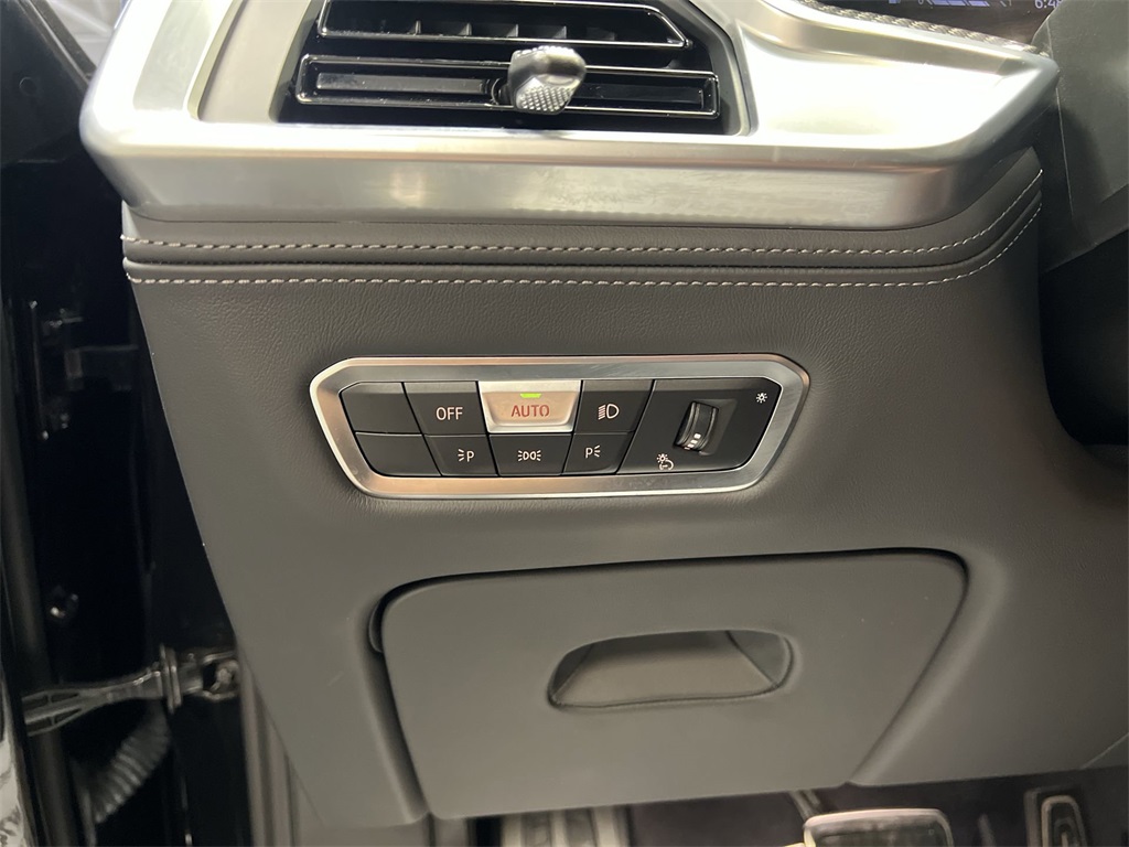 Vehicle image 27 of 33