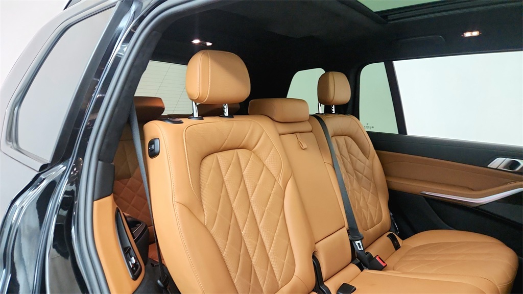 Vehicle image 14 of 31