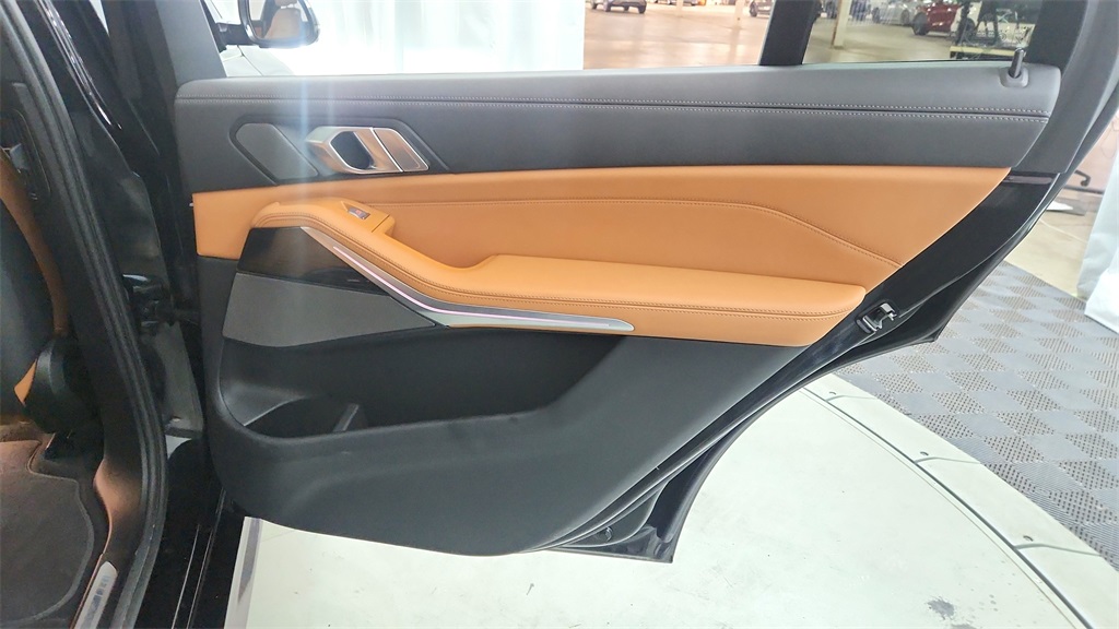 Vehicle image 16 of 31