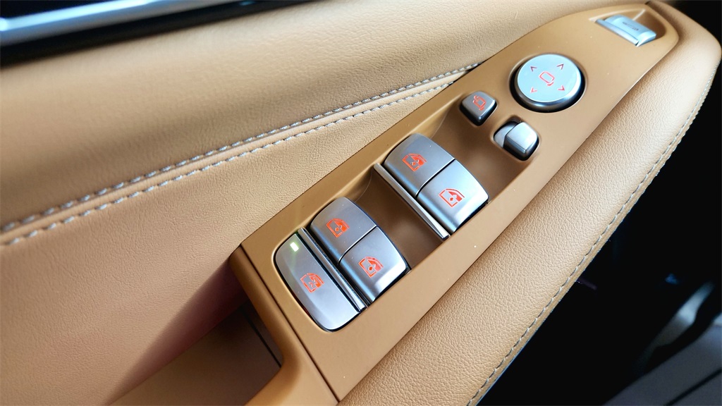 Vehicle image 26 of 31