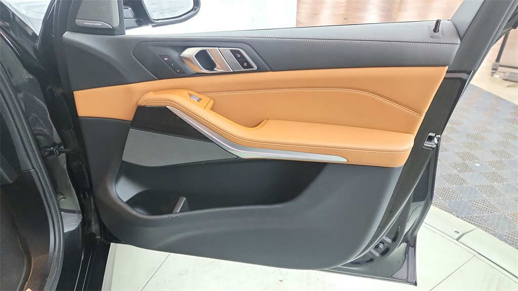 Vehicle image 13 of 31