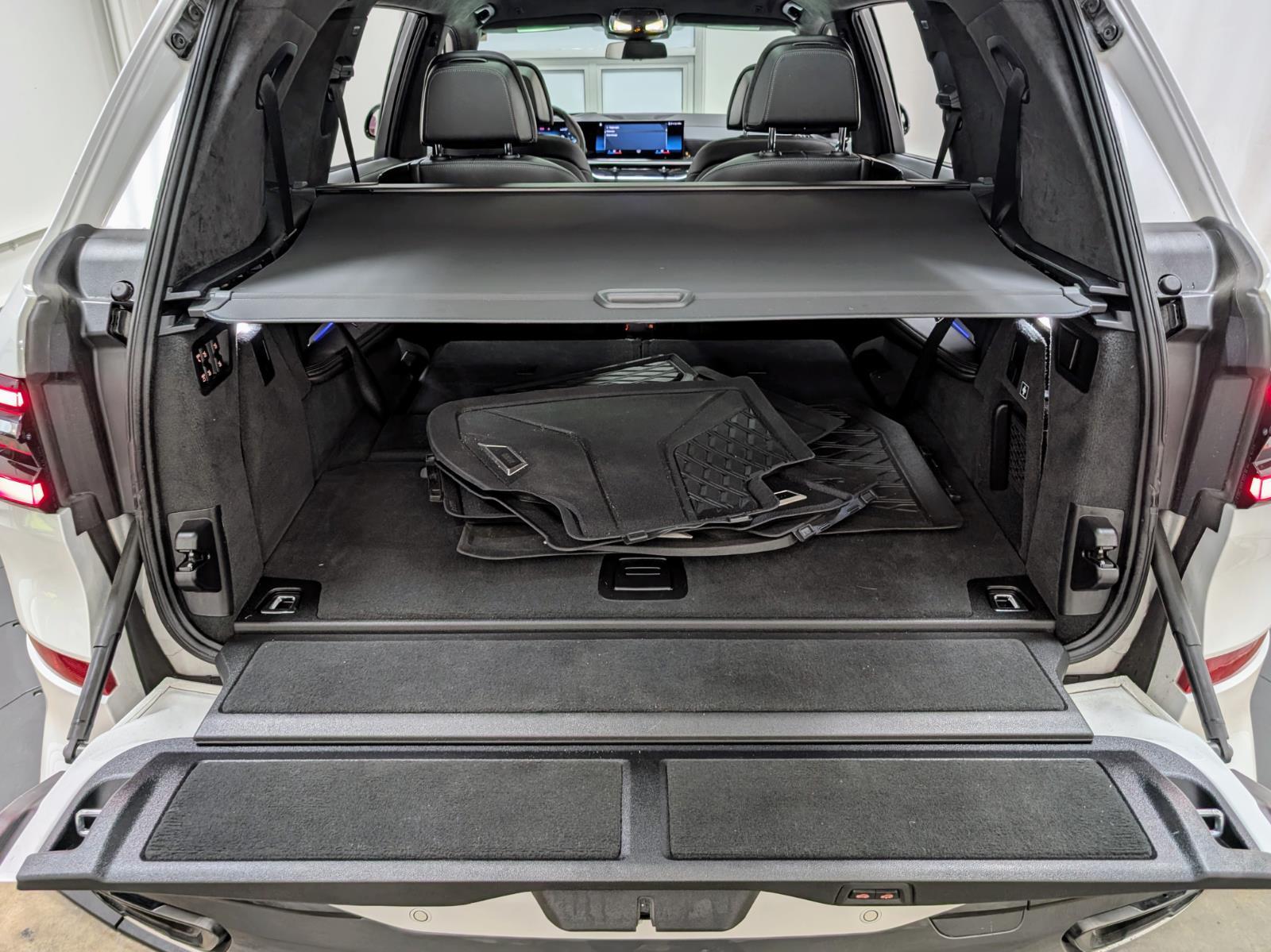 Vehicle image 33 of 44