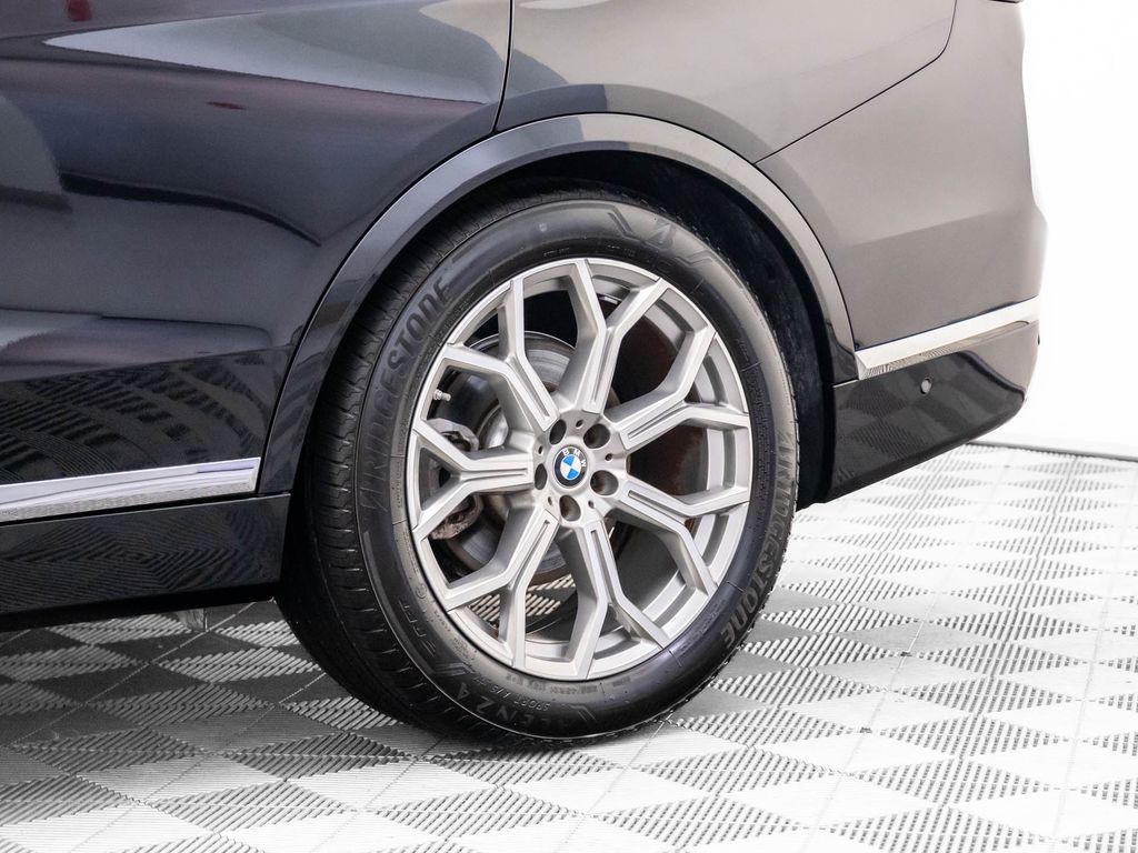 Vehicle image 11 of 34