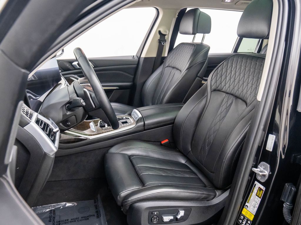 Vehicle image 14 of 34