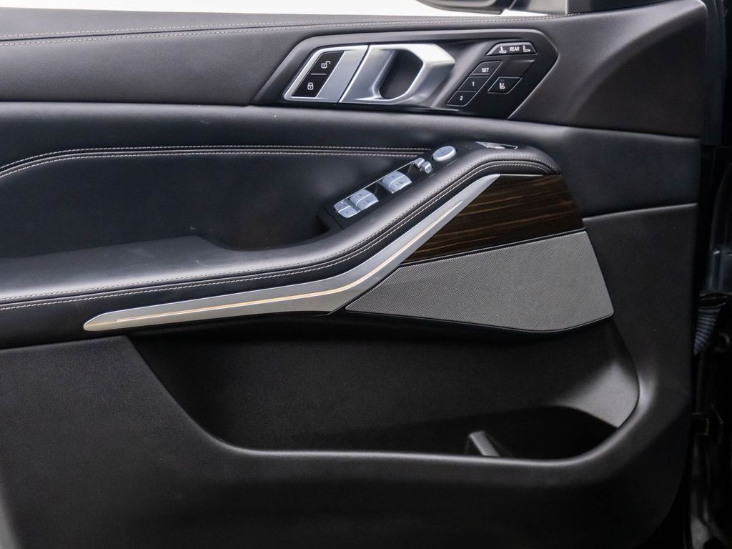 Vehicle image 23 of 34