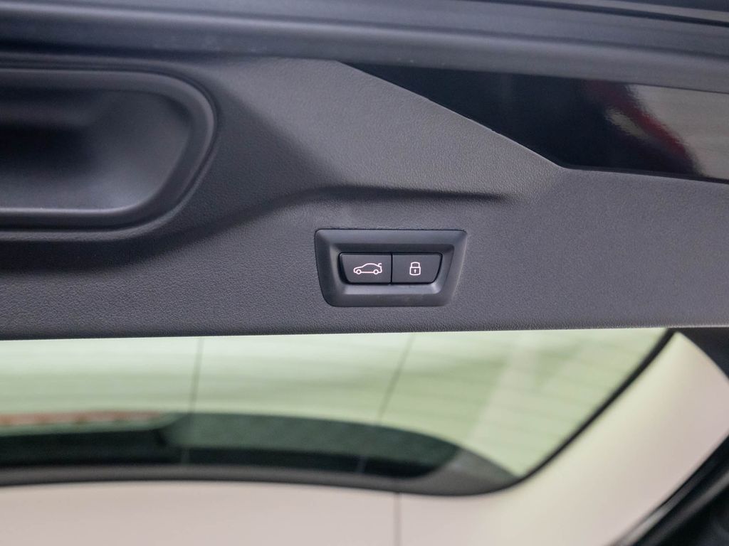 Vehicle image 27 of 34