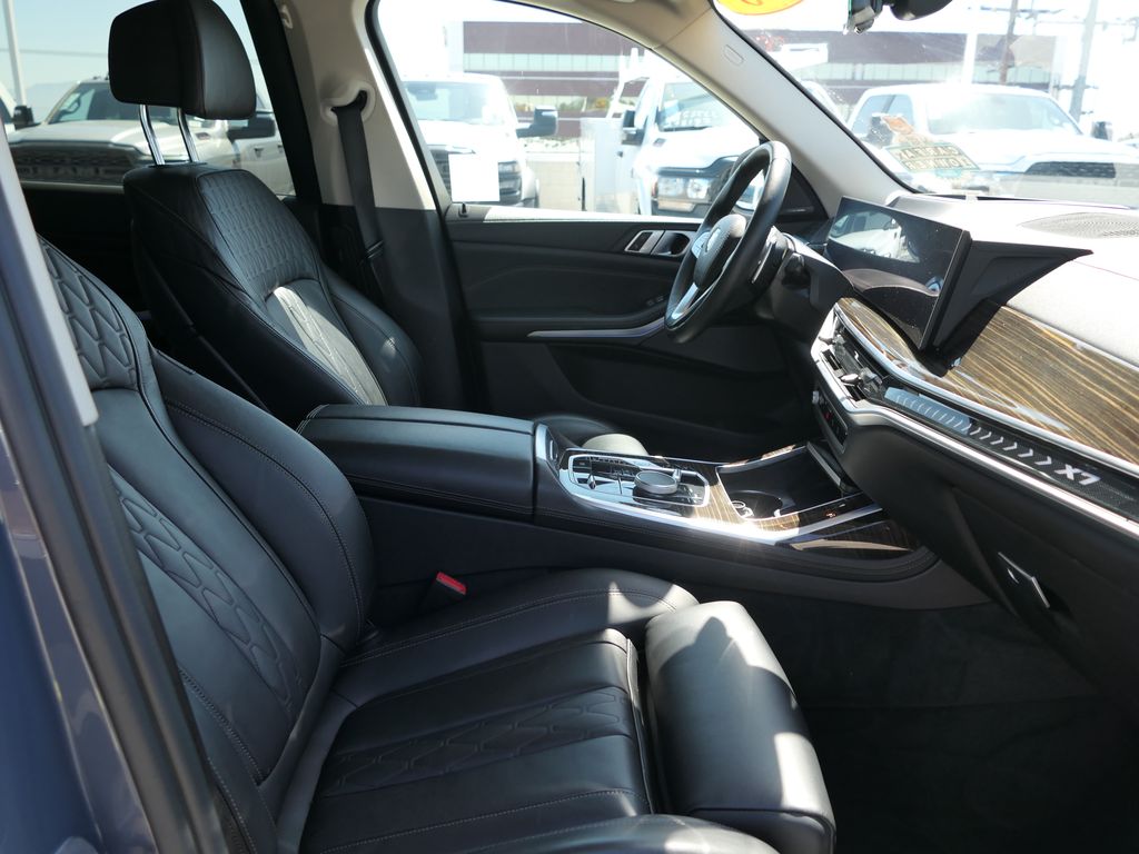 Vehicle image 27 of 30