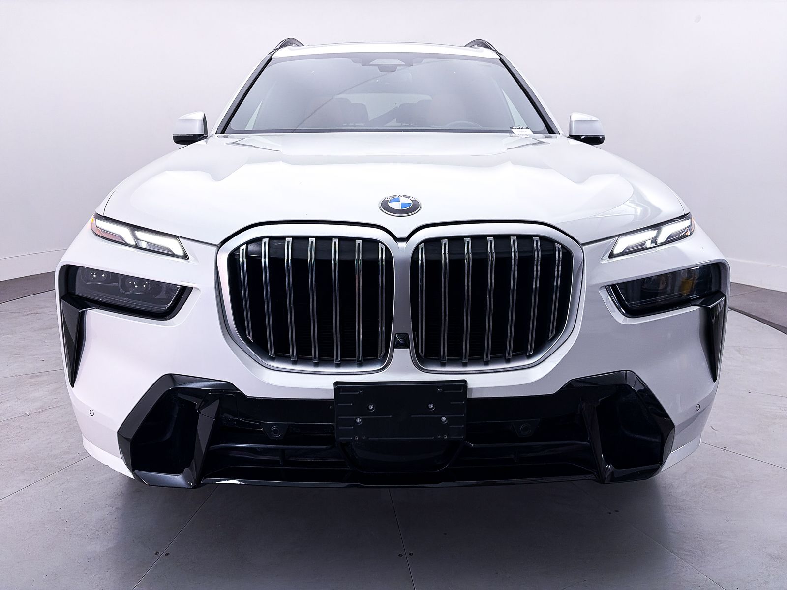 2023 BMW X7 xDrive40i Image 3 of 43