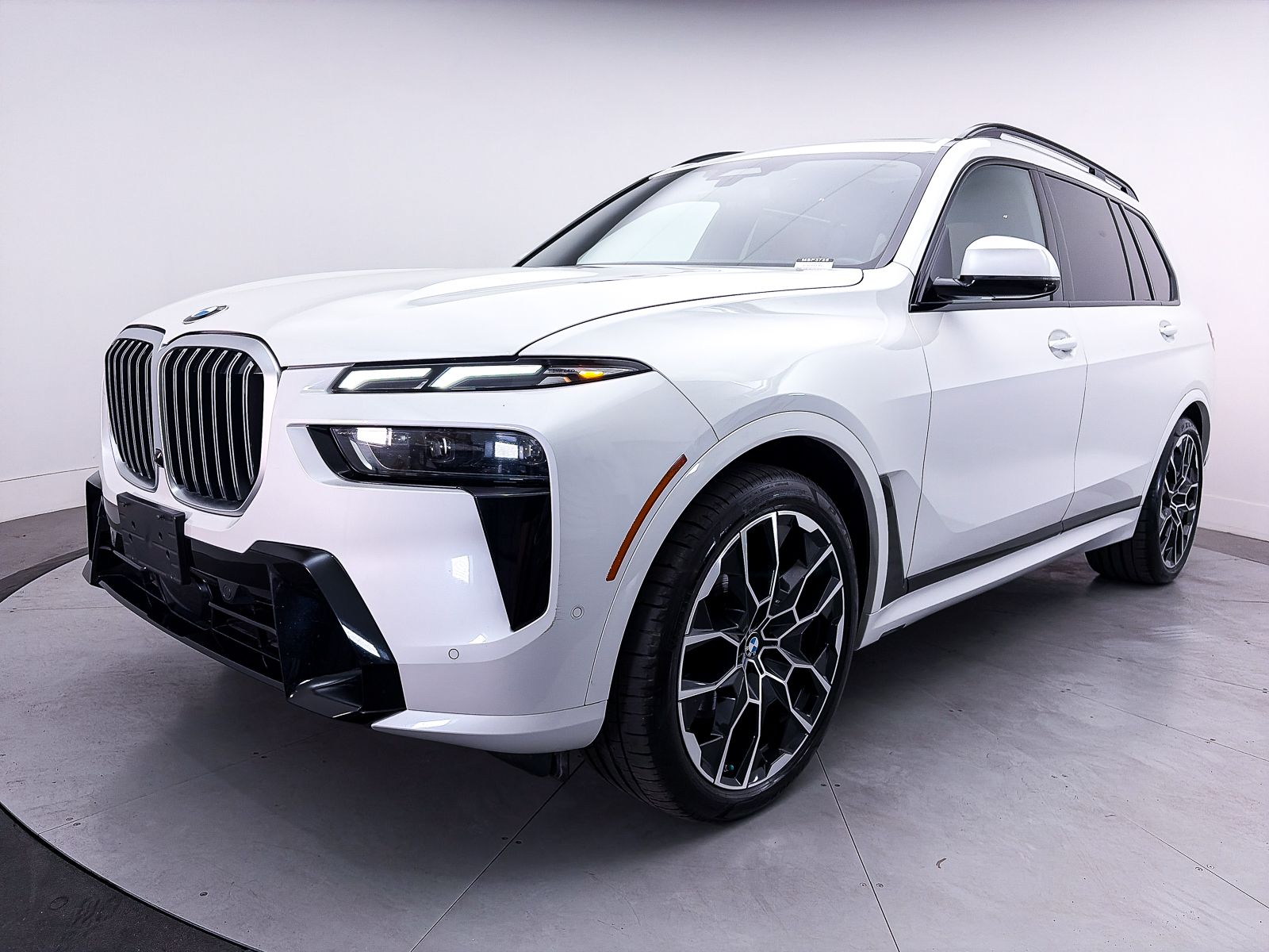 2023 BMW X7 xDrive40i Image 2 of 43