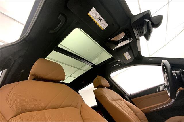 Vehicle image 27 of 33