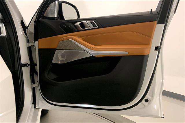 Vehicle image 25 of 33