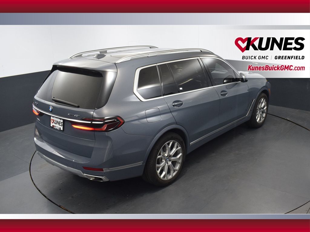 Vehicle image 17 of 52