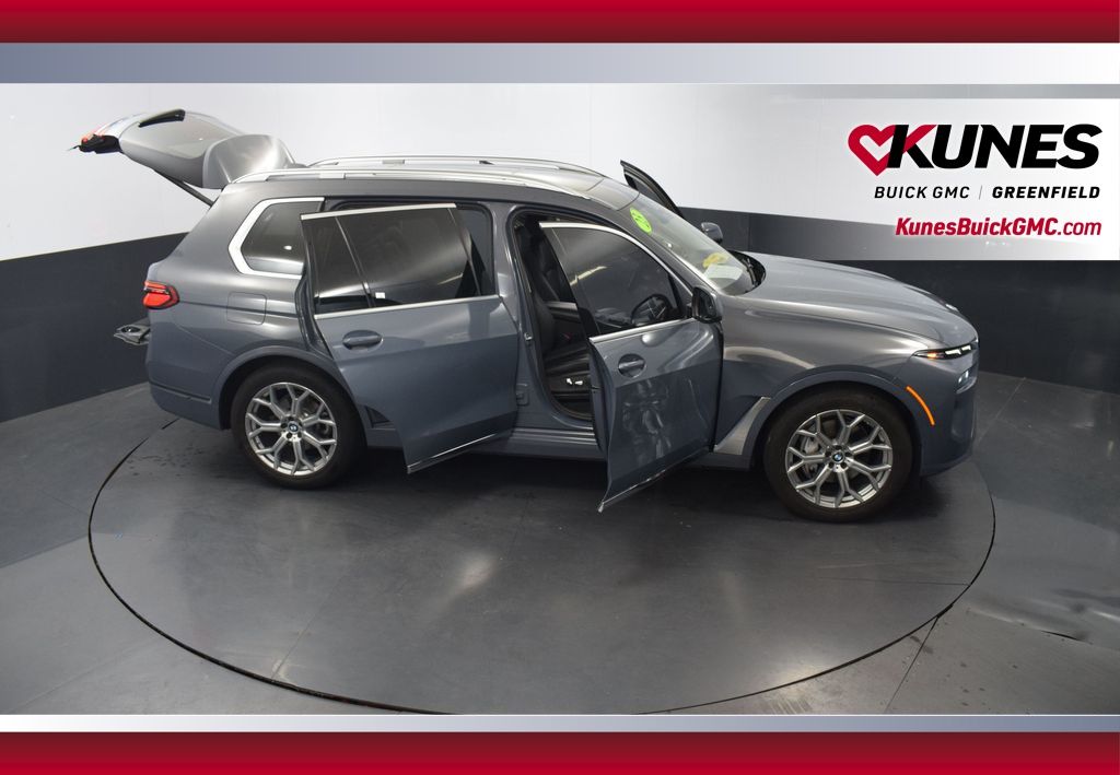 Vehicle image 16 of 52